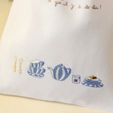 画像2: ブルーディッシュ手刺繍ドローストリングポーチ（大）｜白 (2)