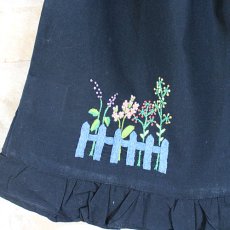 画像2: 【クチュール/子供服】じょうろ手刺繍ノースリーブスモック｜ネイビー (2)