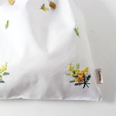 画像2: ミモザ手刺繍ドローストリングポーチ（大）｜白 (2)