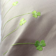 画像2: 【クチュール/ベッドリネン】手刺繍クローバー枕カバー｜ベージュ (2)