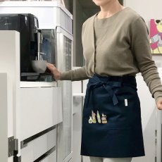 画像5: 【クチュール/エプロン】ミモザ手刺繍カフェエプロン | ネイビー (5)