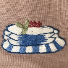 画像4: 【クチュール/エプロン】ブルーディッシュ手刺繍カフェエプロン｜ベージュ (4)