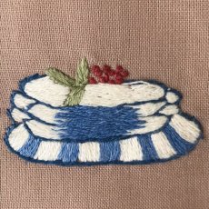 画像4: 【クチュール/エプロン】ブルーディッシュ手刺繍カフェエプロン｜ベージュ (4)