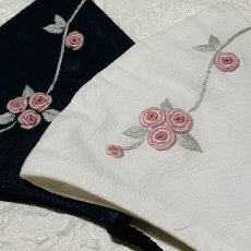 画像1: 手刺繍つるバラ柄 立体マスク (1)