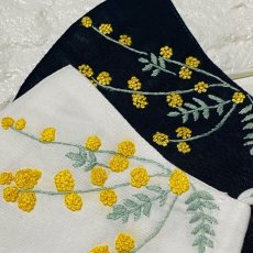 画像1: 手刺繍ミモザツリー柄 立体マスク (1)