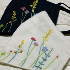 画像1: 手刺繍ワイルドフラワー柄 立体マスク (1)