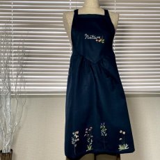 画像2: 【クチュール/エプロン】ナチュール手刺繍サロンエプロン｜ネイビー (2)