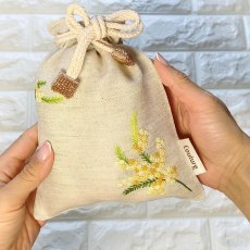 画像2: 手刺繍ミモザ柄ドローストリングポーチ（小） (2)