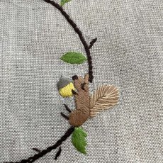 画像2: 手刺繍りす柄ドローストリングポーチ（中）｜生成り (2)