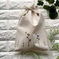 画像2: 手刺繍バタフライ＆ビー柄ドローストリングポーチ（中）｜生成り (2)