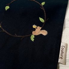 画像2: 手刺繍りす柄ドローストリングポーチ（中）｜ネイビー (2)