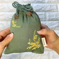 画像4: 手刺繍ミモザ柄ドローストリングポーチ（小） (4)