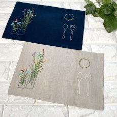 画像1: 手刺繍フラワーベース柄ティーマット (1)