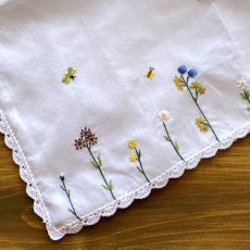 画像1: 【クチュール/ハンカチ】バタフライ＆ビー手刺繍ハンカチ｜白 (1)