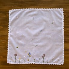 画像3: 【クチュール/ハンカチ】バタフライ＆ビー手刺繍ハンカチ｜白 (3)