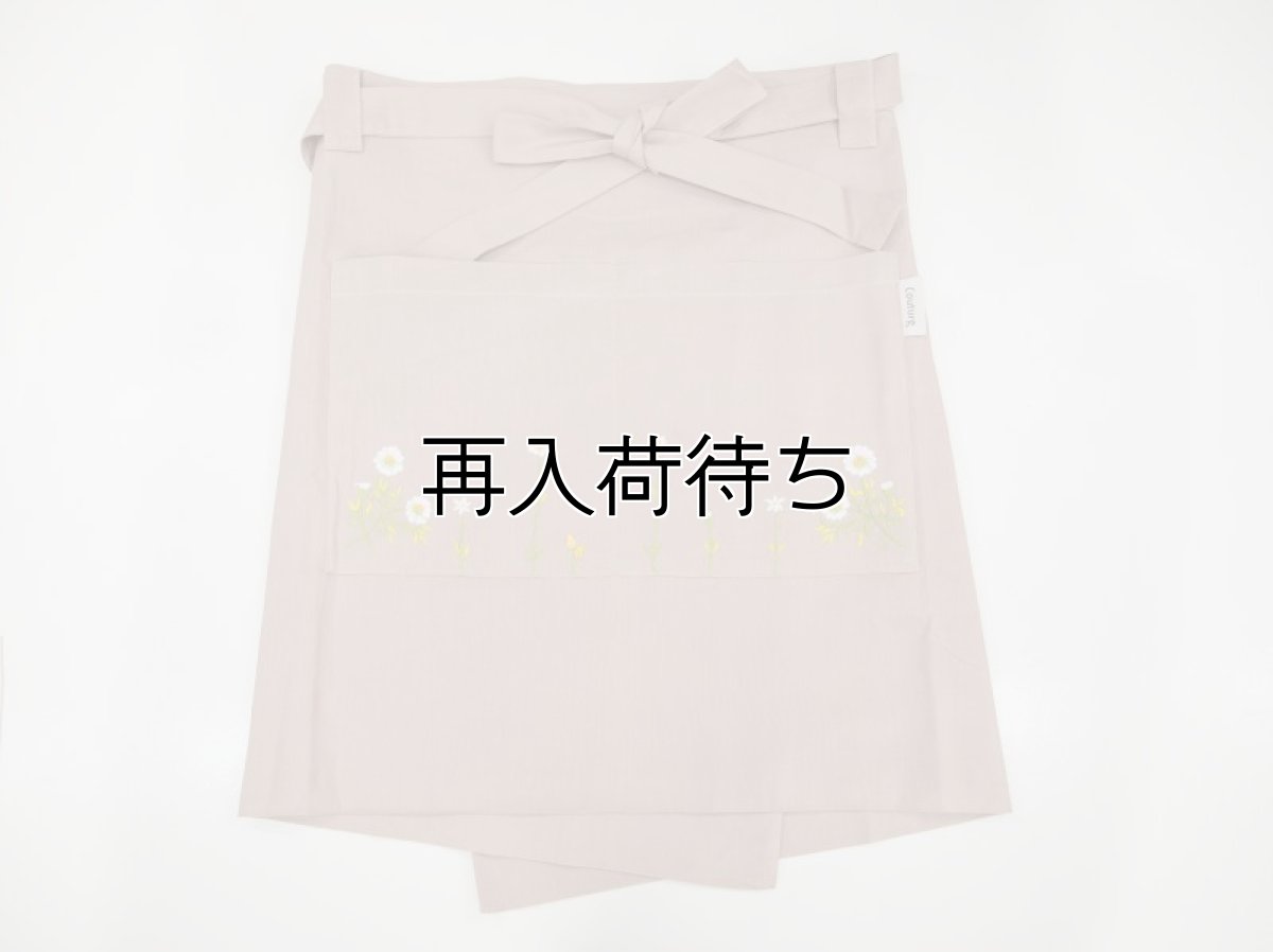 画像1: 【クチュール/エプロン】カモミール手刺繍カフェエプロン｜ベージュ (1)