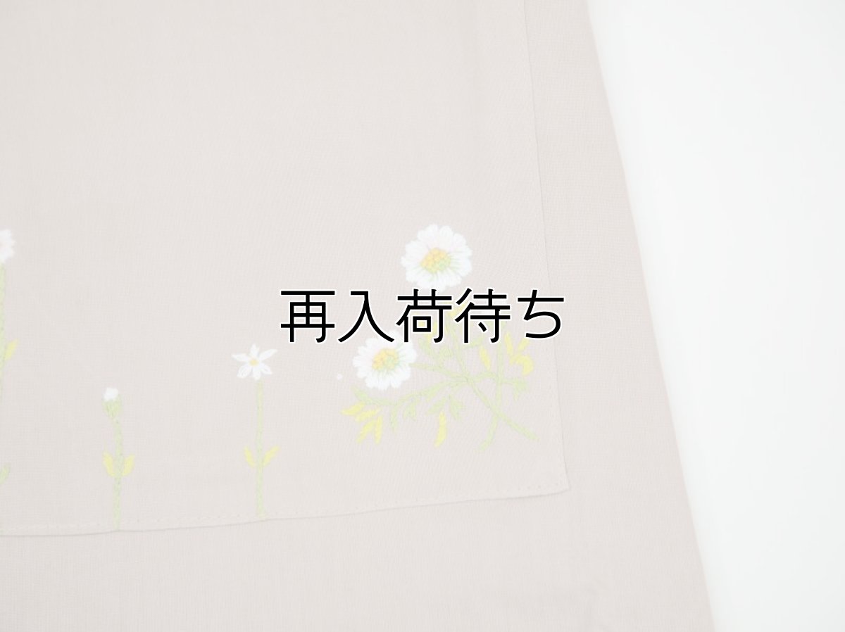 画像2: 【クチュール/エプロン】カモミール手刺繍カフェエプロン｜ベージュ (2)