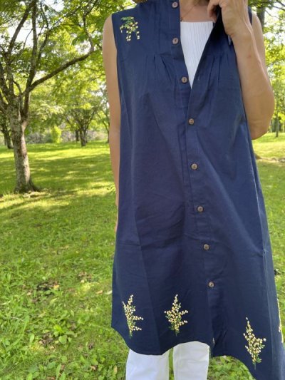 画像1: ジレにもなる手刺繍ロングシャツ　ミモザ柄｜ネイビー