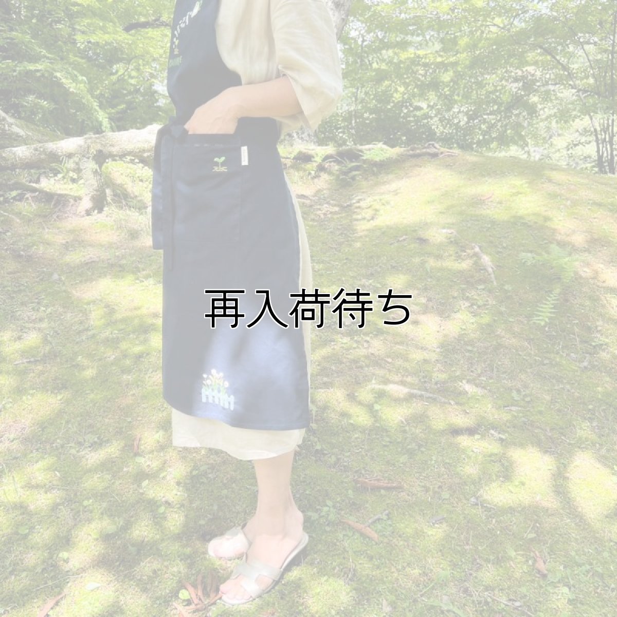 画像3: 【新製品】ウォーターガーデン手刺繍ホルターネックエプロン｜ネイビー (3)