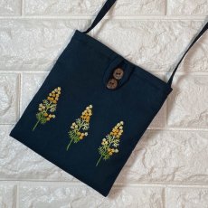 画像4: 手刺繍ポシェットミモザ柄　 (4)