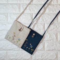 画像2: 手刺繍ポシェットバタフライ＆ビー柄　 (2)