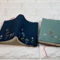 画像3: 手刺繍バタフライ＆ビー柄ブックカバー｜ネイビー (3)