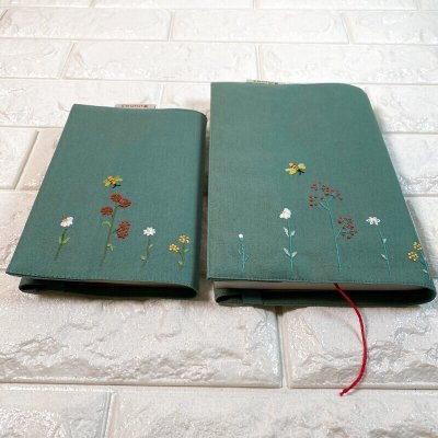 画像2: 手刺繍バタフライ＆ビー柄ブックカバー｜ネイビー｜