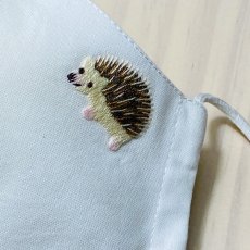 画像2: 【ネイビー再販！】手刺繍ハリネズミ柄 こども立体マスク (2)