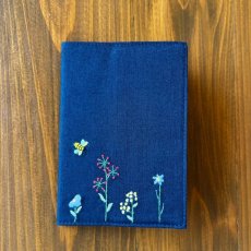 画像3: 手刺繍バタフライ&ビー柄パスポートケース (3)