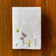 画像2: 手刺繍バタフライ&ビー柄パスポートケース (2)