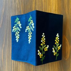 画像3: 手刺繍ミモザ柄パスポートケース (3)