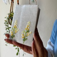 画像4: 手刺繍ミモザ柄パスポートケース (4)