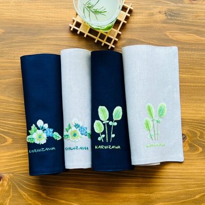 画像1: 手刺繍ブルーベリー柄ティーマット