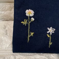 画像4: カモミール手刺繍クッションポーチ (4)