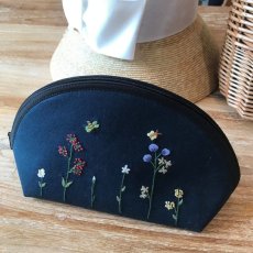 画像1: バタフライ＆ビー手刺繍ラウンドポーチ｜ネイビー (1)