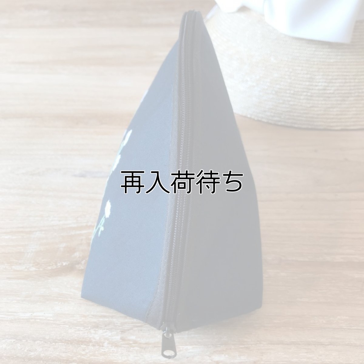 画像5: ミモザ手刺繍ラウンドポーチ｜ネイビー (5)