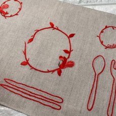 画像3: 手刺繍りす柄ティーマット×赤糸刺繍×生成り色 (3)
