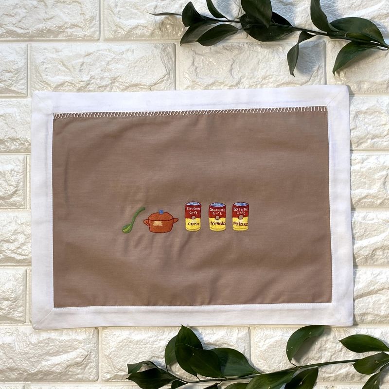 手刺繍キャニスター柄プレイスマット｜ベージュ