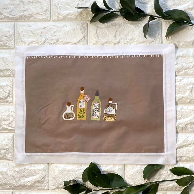 手刺繍オリーブオイル柄フレームマット｜ベージュ