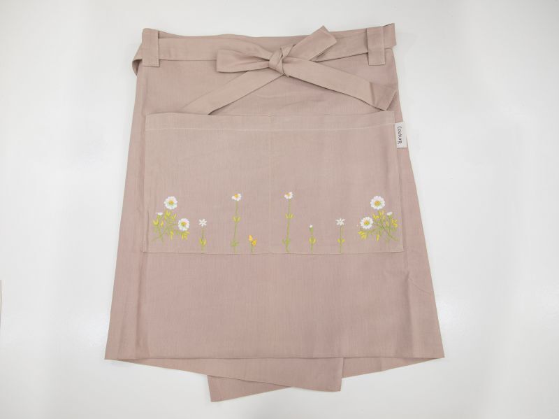 【クチュール/エプロン】カモミール手刺繍カフェエプロン｜ベージュ